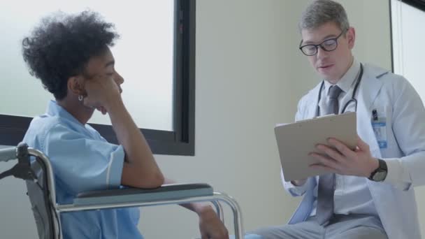 Médico Está Aconselhando Pacientes Sobre Como Cuidar Sua Saúde Depois — Vídeo de Stock