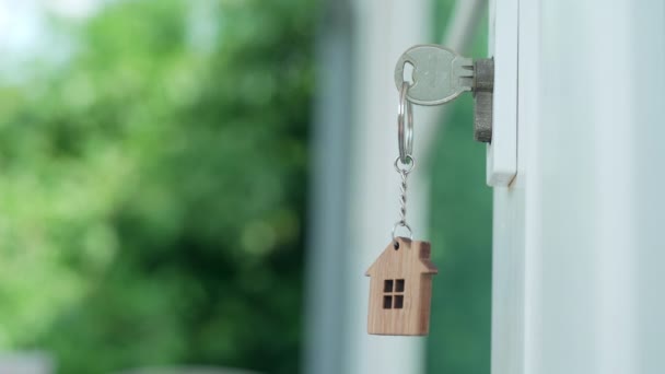 新しい家の領主だ 新しい家のロックを解除するための家の鍵はドアに接続されています — ストック動画
