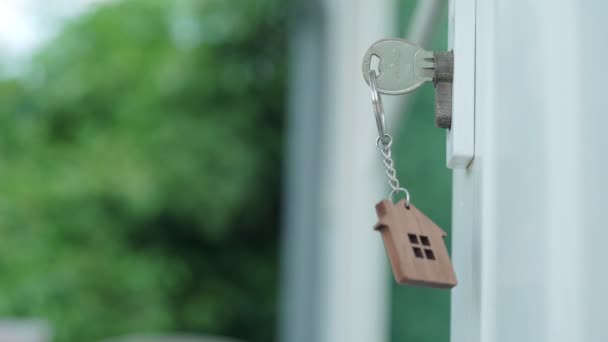 房东为新房子 打开新房锁的钥匙插在门上了 钥匙链在风中飘扬 — 图库视频影像