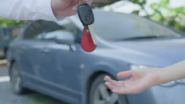 렌트카 담당자는 주인에게 자동차 열쇠를 줍니다 렌터카 렌터카 렌터카 판매업자 — 비디오