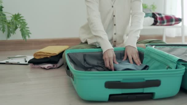 Une Femme Cueille Des Vêtements Dans Une Valise Pour Voyage — Video