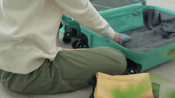 Bir Kadın Seyahat Için Bavuldan Kıyafet Seçer Tam Doz Aşı — Stok video
