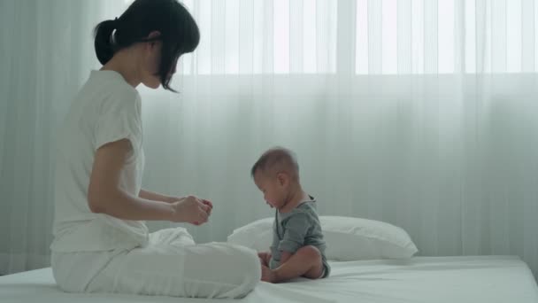 Mutter Spielt Mit Ihrem Kind Die Entwicklung Ihres Kindes Fördern — Stockvideo
