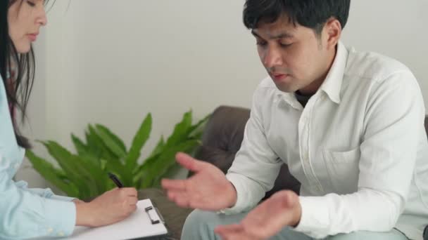 Homme Discute Problème Avec Psychiatre Psychiatre Note Détail Des Symptômes — Video