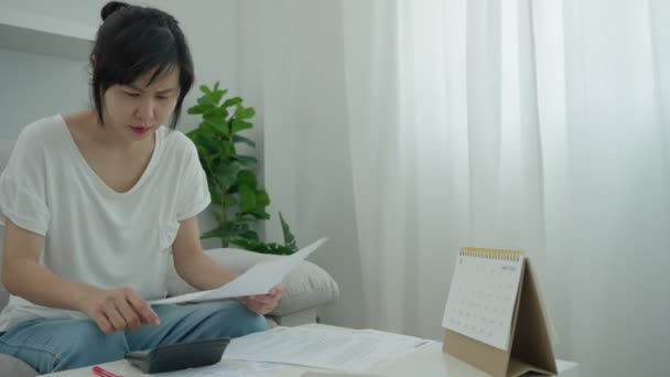 Spanning Hoofdpijn Aziatische Vrouw Met Grote Rekeningen Facturen Geen Geld — Stockvideo