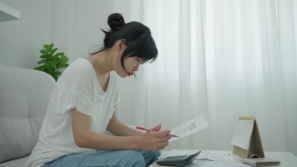 Stressé Maux Tête Femme Asiatique Avec Grandes Factures Factures Sans — Video