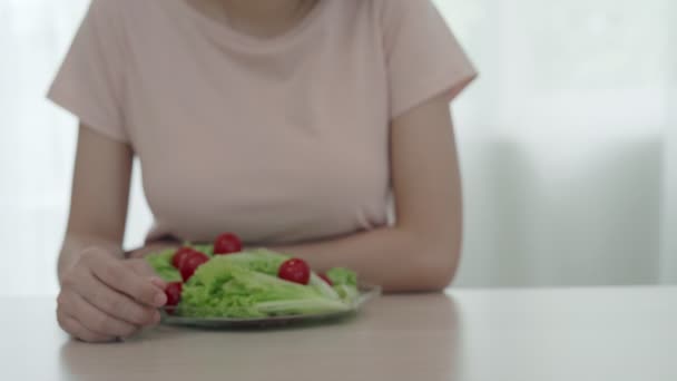 Donne Annullano Mangiare Torta Cioccolato Bianco Scelgono Mangiare Insalata Dieta — Video Stock