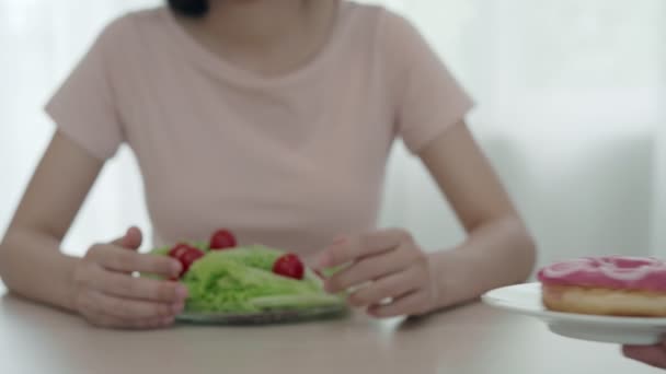 女性は健康のために適切な食べ物を選んでいます 女性は断食している 食事とジャンクフードの比較オプション 重量測定 デジタルスケール — ストック動画