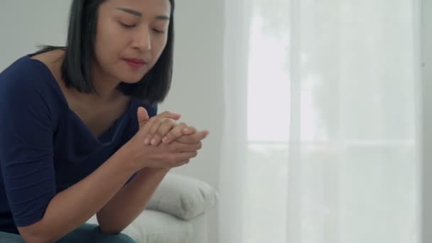 Mujer Asiática Infeliz Chica Decepcionada Triste Por Problema Casa Sola — Vídeos de Stock