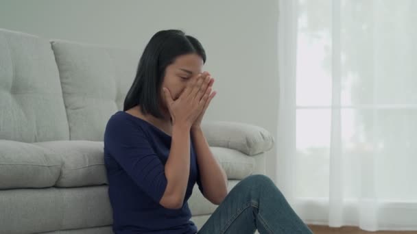 Mulher Asiática Infeliz Menina Decepcionada Triste Sobre Problema Casa Sozinho — Vídeo de Stock