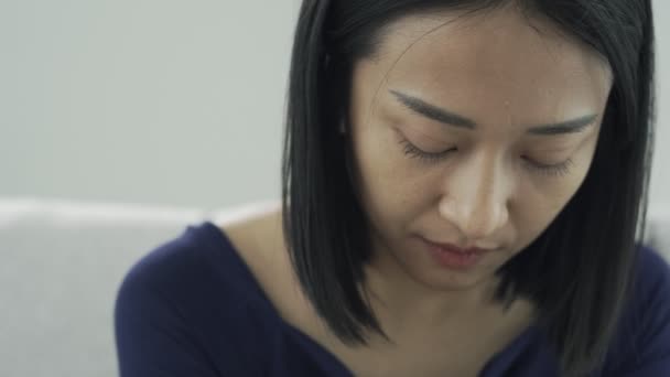 Несчастная Азиатка Девушка Разочарована Грустно Проблемы Доме Одиночку Чувствовать Себя — стоковое видео