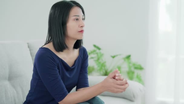 Mujer Asiática Infeliz Chica Decepcionada Triste Por Problema Casa Sola — Vídeos de Stock