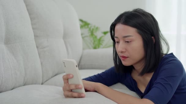 Ongelukkig Aziatische Vrouw Meisje Teleurgesteld Verdrietig Probleem Huis Alleen Eenzaam — Stockvideo
