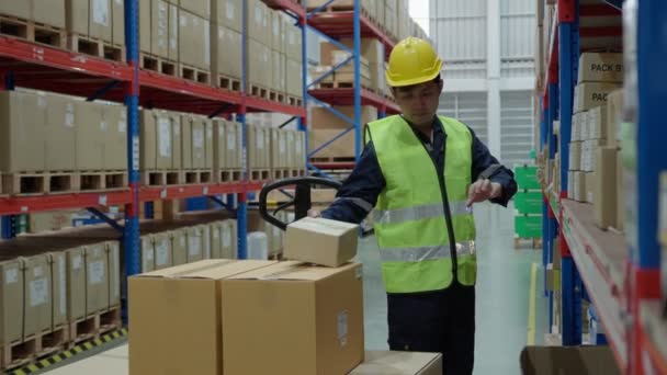Trabajador Del Almacén Recoge Mercancías Caja Inventario Comprueba Producto Común — Vídeo de stock