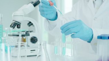 Bilimadamı ileri bilimsel laboratuvarda biyokimyasal örnekleri analiz ediyor. Virüsün mikrobiyolojik gelişiminde tıbbi profesyonel görünüm. Fen laboratuvarında biyoteknoloji araştırması.