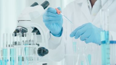 Bilimadamı ileri bilimsel laboratuvarda biyokimyasal örnekleri analiz ediyor. Virüsün mikrobiyolojik gelişiminde tıbbi profesyonel görünüm. Fen laboratuvarında biyoteknoloji araştırması.