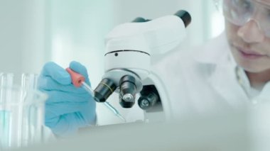 Bilimadamı ileri bilimsel laboratuvarda biyokimyasal örnekleri analiz ediyor. Virüsün mikrobiyolojik gelişiminde tıbbi profesyonel görünüm. Fen laboratuvarında biyoteknoloji araştırması.