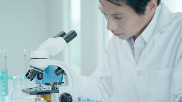 Scientifique Analyse Des Échantillons Biochimiques Dans Laboratoire Scientifique Pointe Professionnel — Video