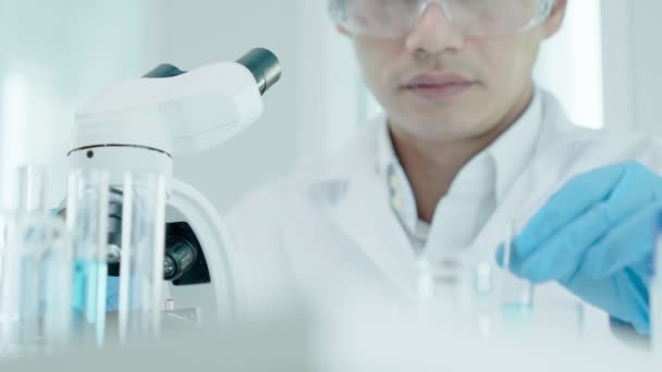 Forskare Analyserar Biokemiska Prover Avancerat Vetenskapligt Laboratorium Läkare Ser Mikrobiologisk — Stockvideo