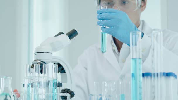 Forskare Analyserar Biokemiska Prover Avancerat Vetenskapligt Laboratorium Läkare Ser Mikrobiologisk — Stockvideo