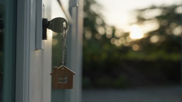 Chave Casa Senhorio Para Abrir Uma Casa Está Ligada Porta — Vídeo de Stock