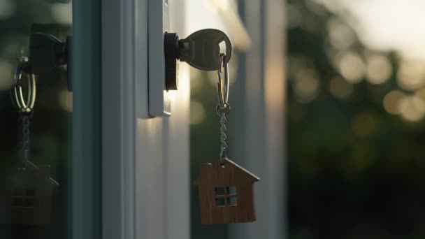 房东打开房屋锁的钥匙插在门上 供出租和出售的二手房 钥匙链在风中飘扬 新住房 投资的房东 — 图库视频影像