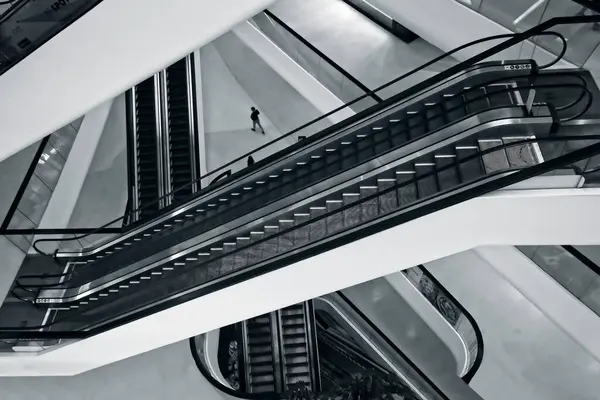 Büyük bir mağazada birçok yürüyen merdiven var..