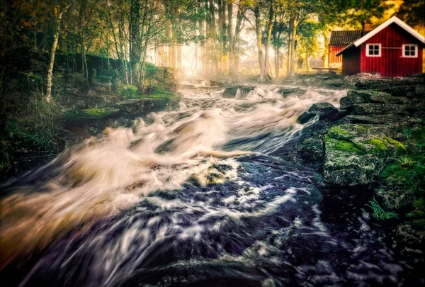 Nehrin kıyısında kırmızı bir ev.