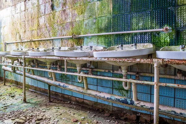 Lavabo Abandonado Una Fábrica — Foto de Stock