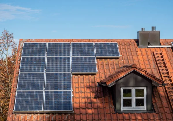 Painel Solar Telhado Casa — Fotografia de Stock