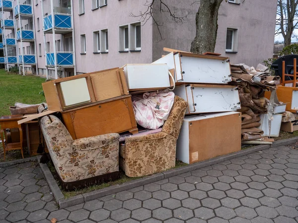 도로에 재활용 마당으로 폐기물 — 스톡 사진