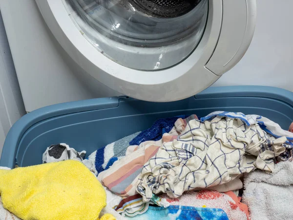 Çamaşır Makinesi Çamaşır Sepetli Çamaşır Odası — Stok fotoğraf