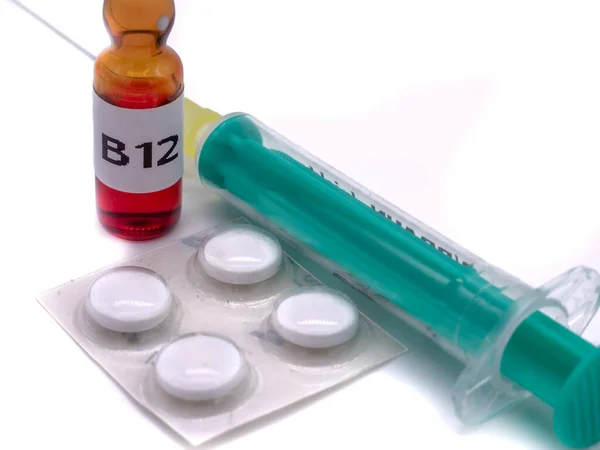 주사기와 알약이 B12 암페어 — 스톡 사진