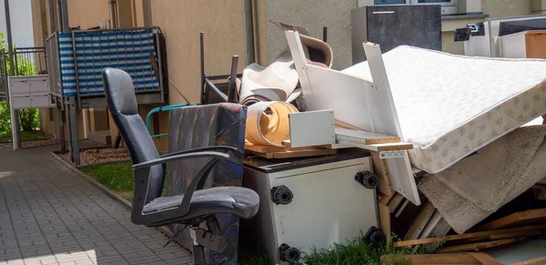 Recycler Des Déchets Encombrants Dans Une Rue — Photo