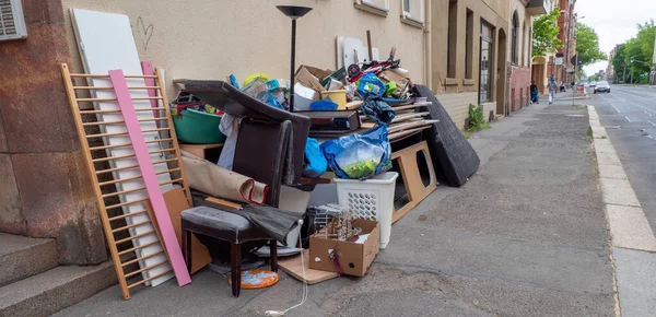 Bulky waste is in front of a house on the street