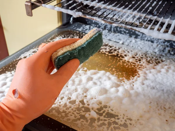 Mujer Limpia Una Estufa Cocina — Foto de Stock