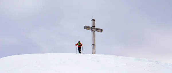 Panorama Wspinacze Szczycie Krzyża Alpach — Zdjęcie stockowe