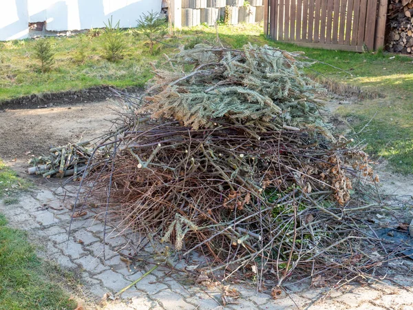 Stos Ognisko Wielkanocne Ogrodzie — Zdjęcie stockowe