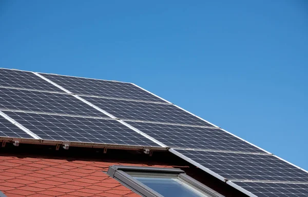 Солнечная Энергия Крыше Дома — стоковое фото