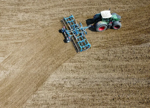 Tarım Traktörü Tarlayı Sürüyor — Stok fotoğraf