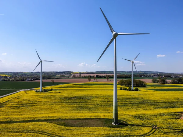 Wind Turbine Blooming Rapeseed Field — Foto de Stock