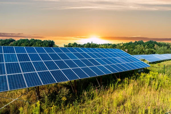 Fotovoltaický Systém Při Západu Slunce — Stock fotografie