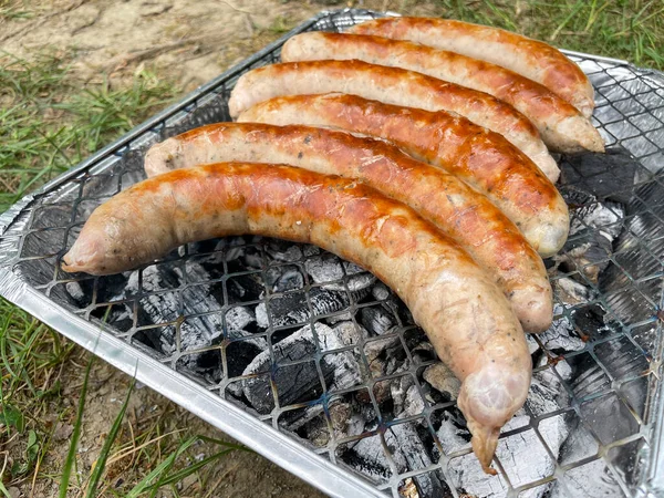 Bratwurst在营地的一次性烤架上 — 图库照片