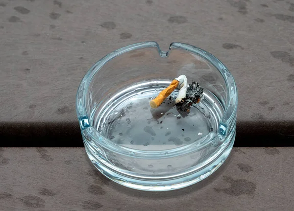 Cenicero Vidrio Con Cigarrillo — Foto de Stock