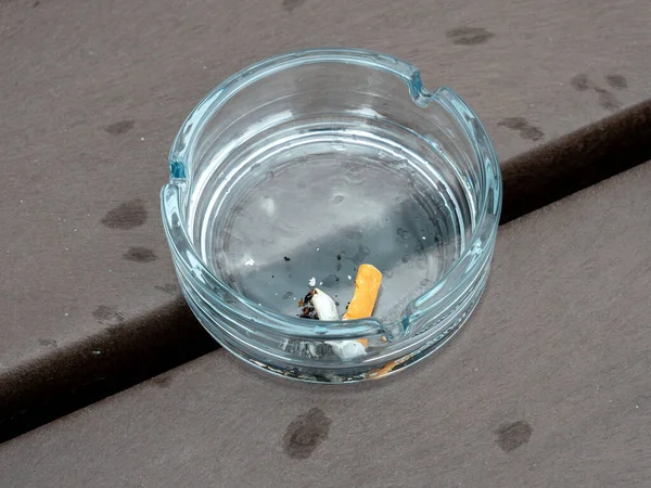 Glas Asbak Met Een Sigaret — Stockfoto