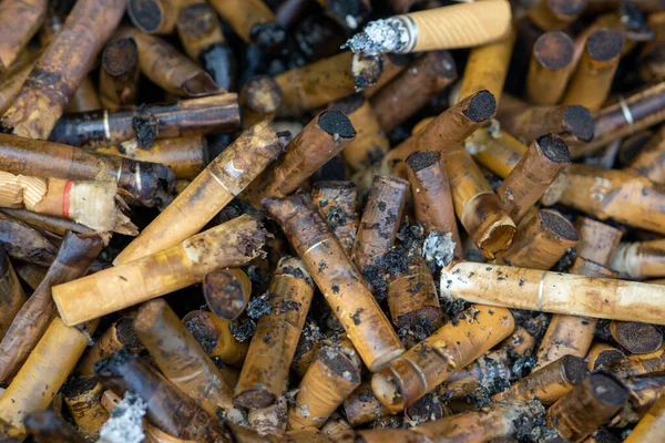 Los Cigarrillos Viejos Cenicero — Foto de Stock