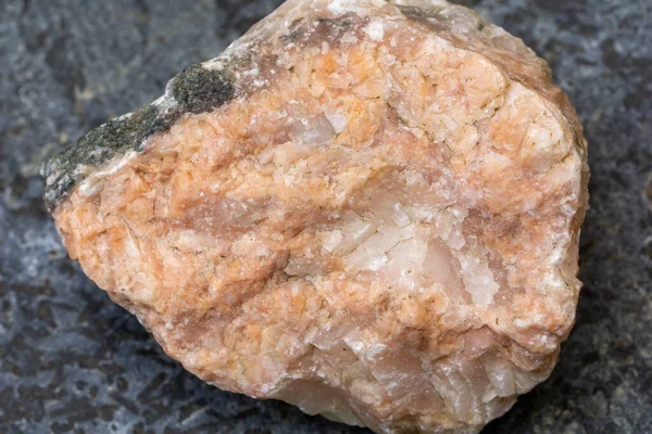 Rose Quartz Mineral Stone Isolated — Stockfoto
