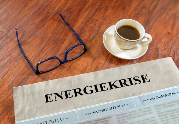 Energetické Krizové Noviny Brýlemi Kávou Stole — Stock fotografie