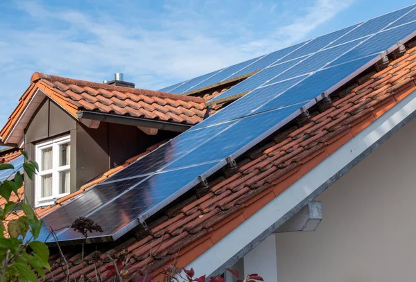 Techo Una Casa Con Panel Solar — Foto de Stock