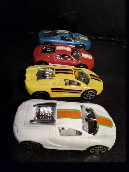 Modelos Carros Desportivos Amarelo Vermelho Azul Branco Com Listras Coloridas — Fotografia de Stock